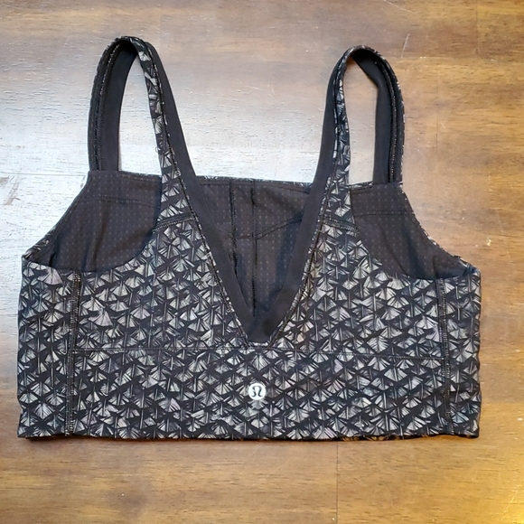 Lululemon sports bra with back detailing - Picture 4 of 5